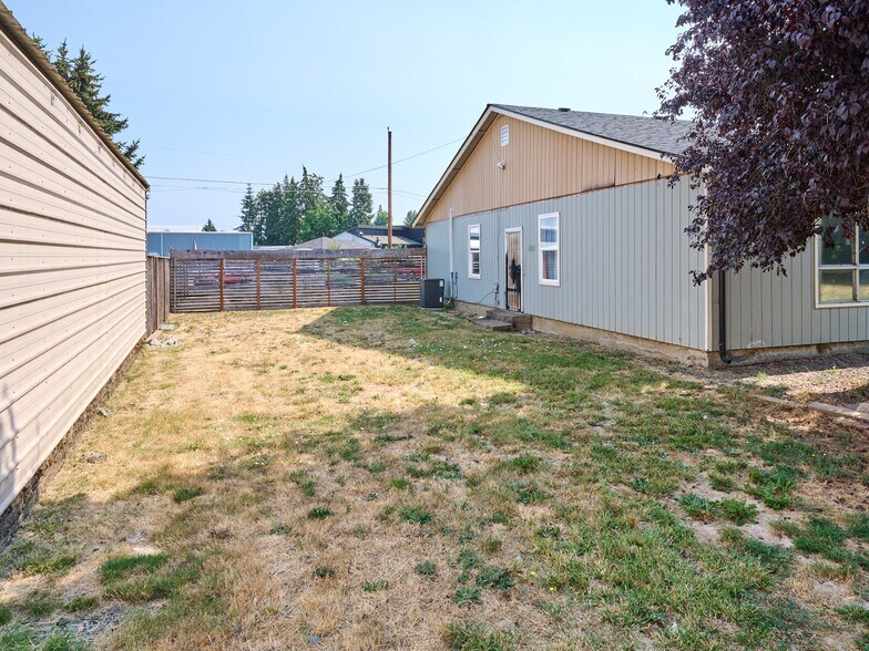 More Photos Of 1480 NE Laurel Ave, Woodburn Office For Sale