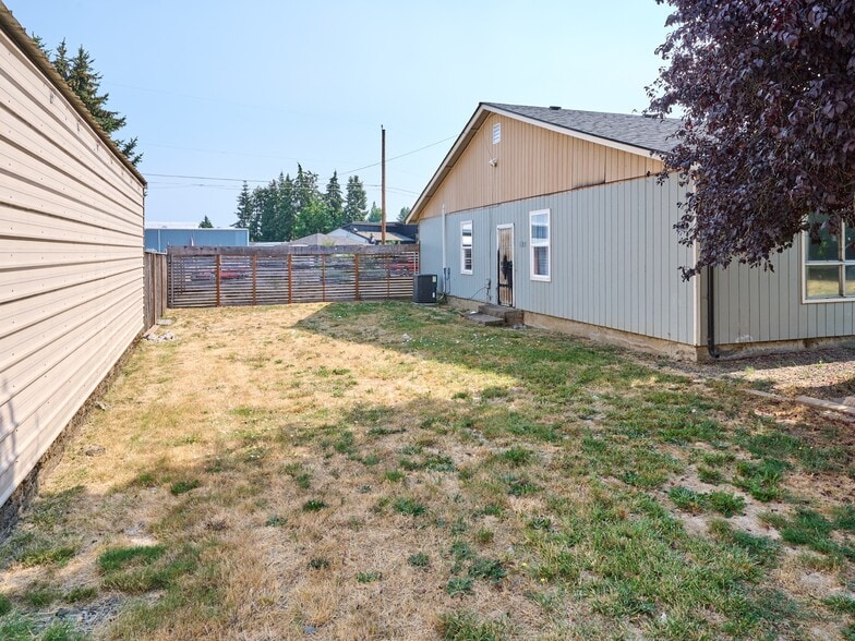 More Photos Of 1480 NE Laurel Ave, Woodburn Office For Sale