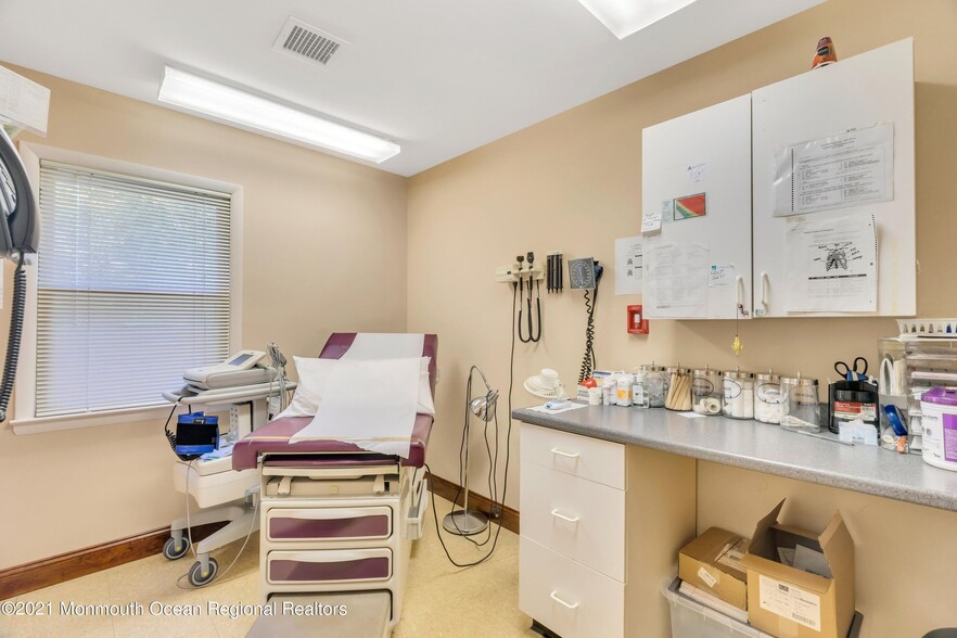 More Photos Of 2101 Lake Rd, Manchester Medical For Sale