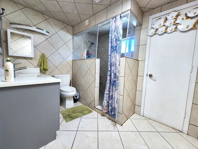 More Photos Of 7511 Leavenworth Rd, Kansas City Auto Repair For Sale