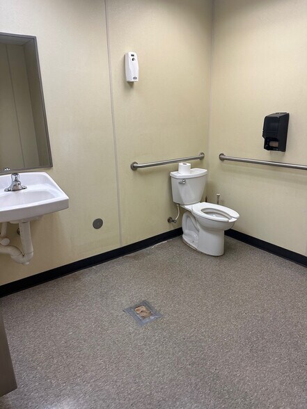 More Photos Of 5066 Owan Industrial Park Dr, Williston Warehouse For Lease