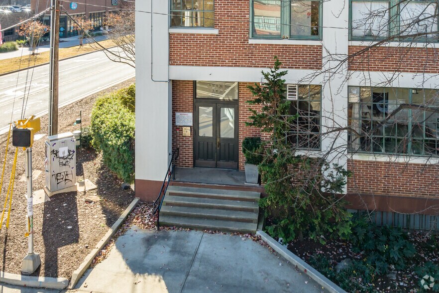 More Photos Of 881 Memorial Dr, Atlanta Office Residential For Lease