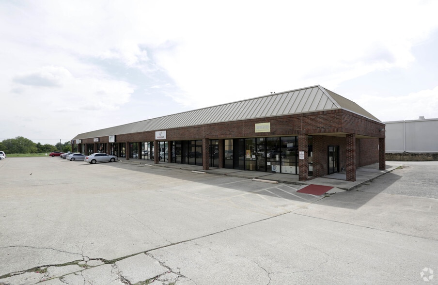 More Photos Of 8808 Camp Bowie Blvd W, Fort Worth Unknown For Lease