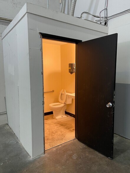 More Photos Of 3001-3017 Greene St, Hollywood Showroom For Lease