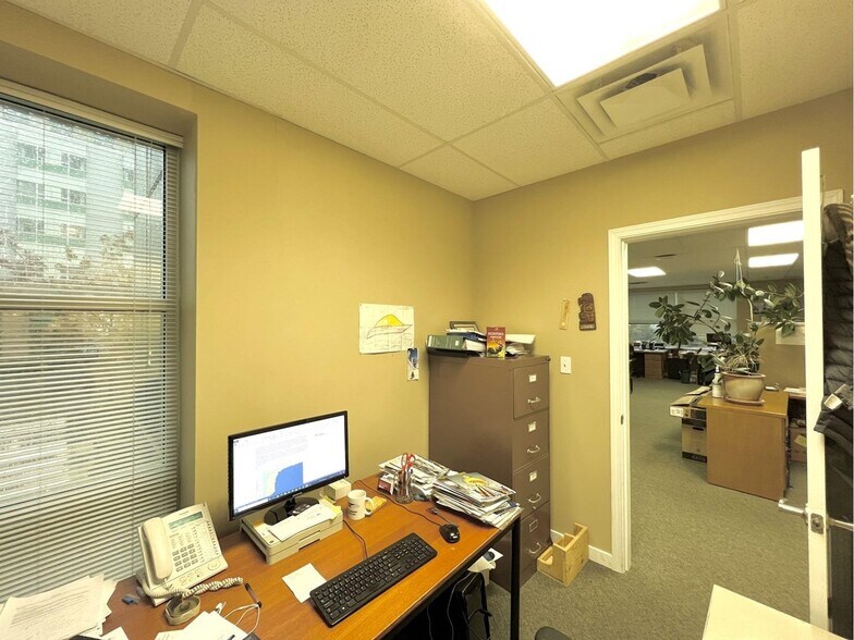 More Photos Of 998 Harbourside Dr, North Vancouver Showroom For Sale