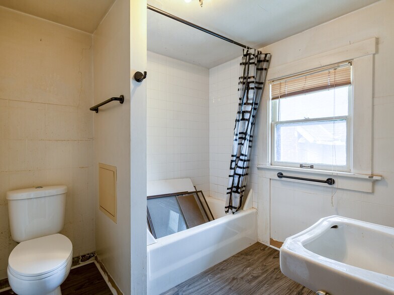More Photos Of 1121 E State Blvd, Fort Wayne Freestanding For Sale