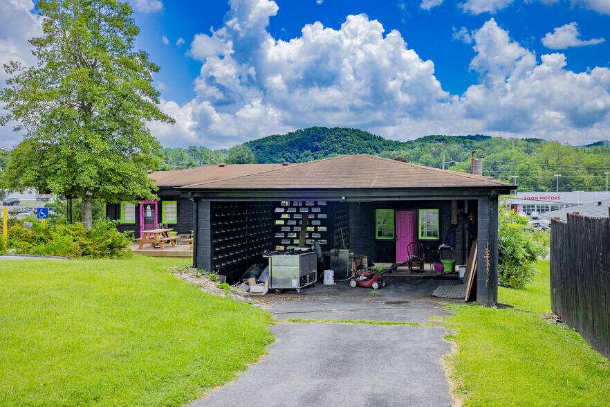 More Photos Of 1840 Volunteer Pky, Bristol Storefront Retail Residential For Sale