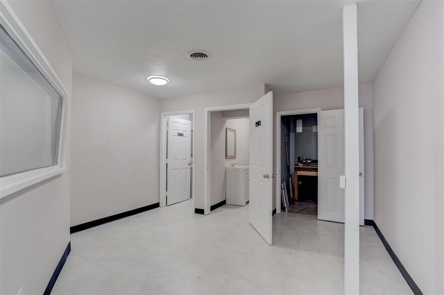 More Photos Of 1301-1309 Sandy Ln, Baytown General Retail For Sale