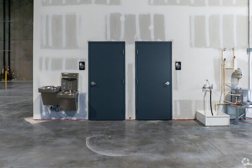 More Photos Of 14520 Global Pky, Fort Myers Warehouse For Lease