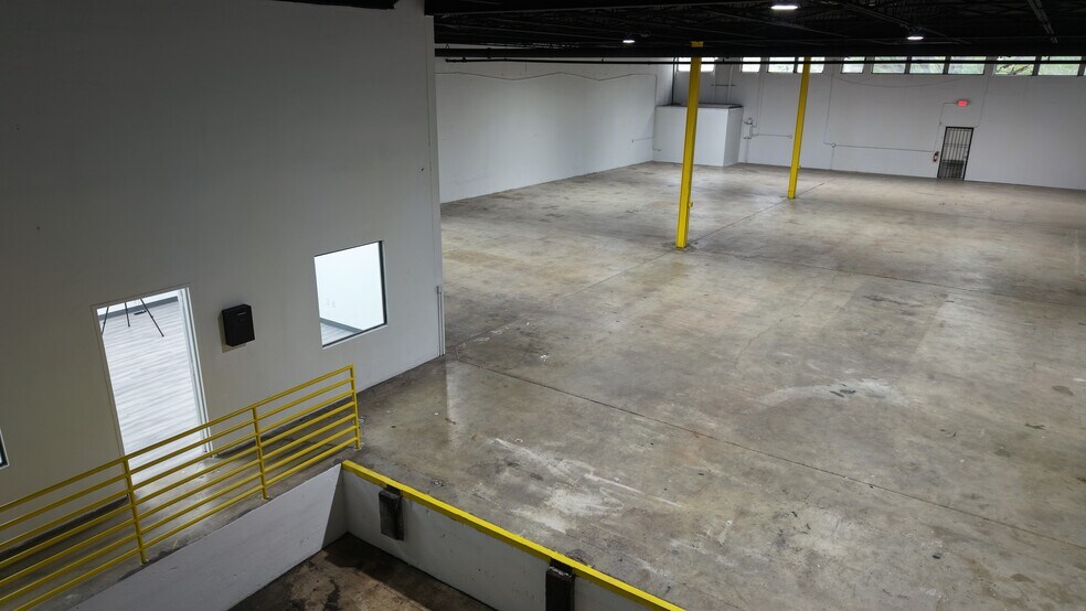 More Photos Of 16401-16413 NW 8th Ave, Miami Distribution For Lease