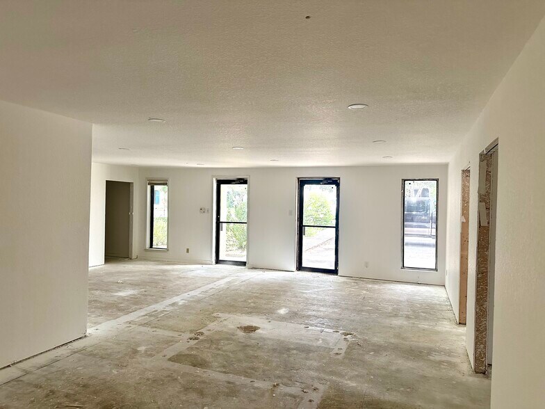 More Photos Of 4722 Shavano Oak, San Antonio Light Manufacturing For Sale