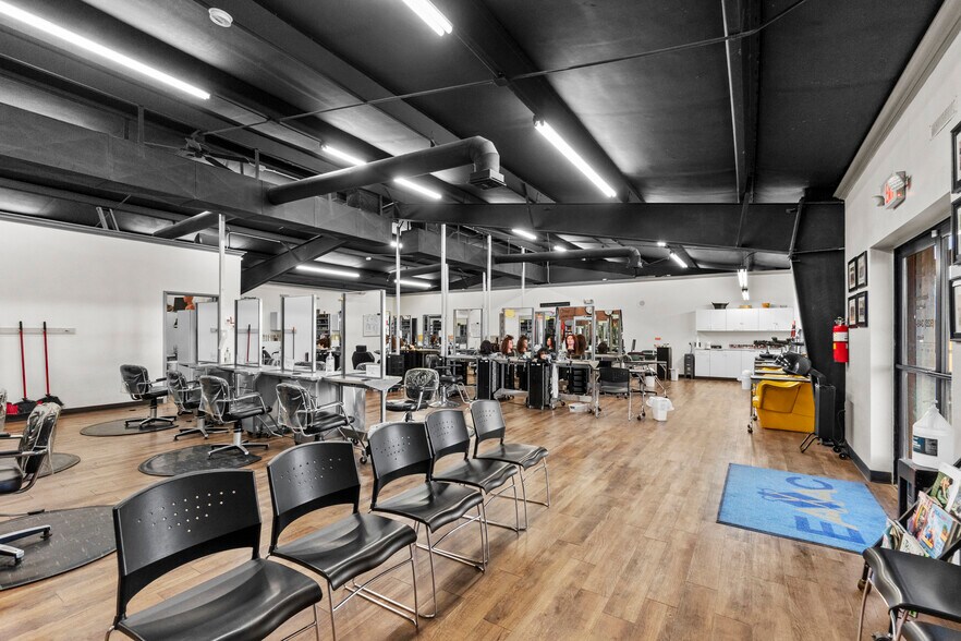 More Photos Of 1550 W Thatcher Blvd, Safford Loft Creative Space For Sale