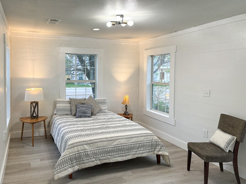 More Photos Of 400 Oak St, Bryan Office Residential For Lease