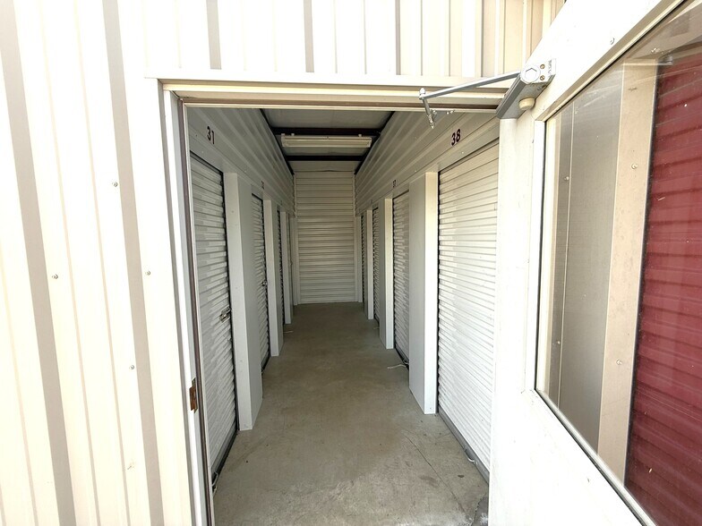 More Photos Of 801 W Brown St, Hearne Self Storage For Sale