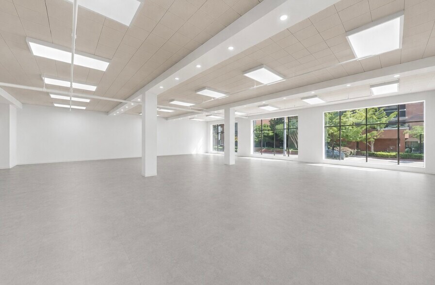 More Photos Of 10-14 Mccaul St, Toronto Office For Lease
