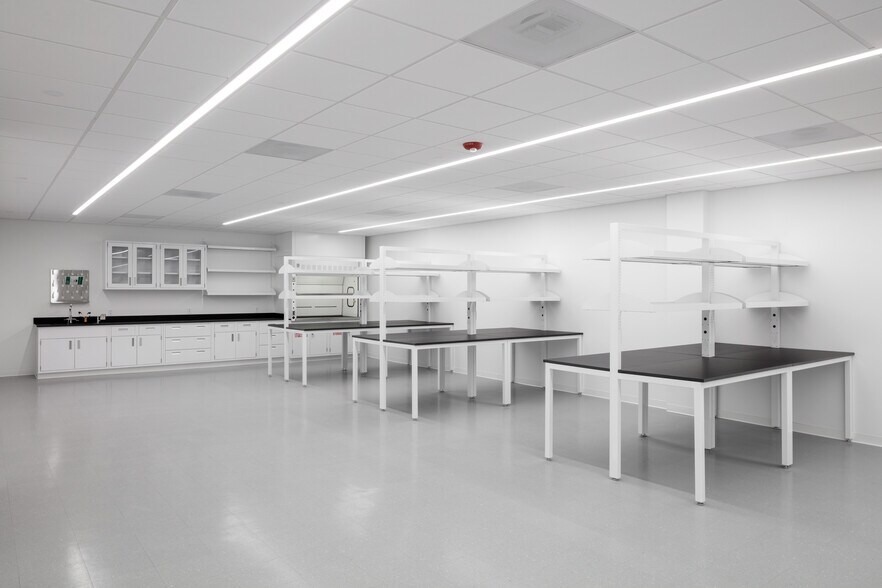 More Photos Of 2051 Palomar Airport Rd, Carlsbad Research And Development For Lease