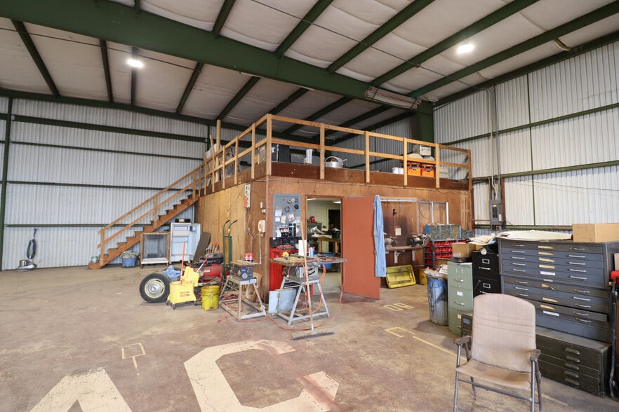 More Photos Of 28723 Grumman dr, Eugene Airplane Hangar For Sale