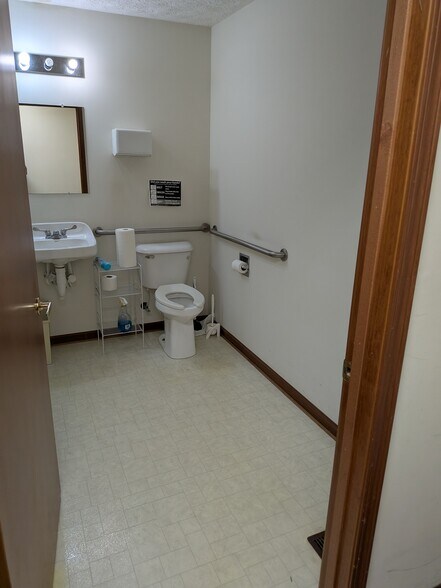 More Photos Of 380 Browns Ln, Coshocton Office For Lease