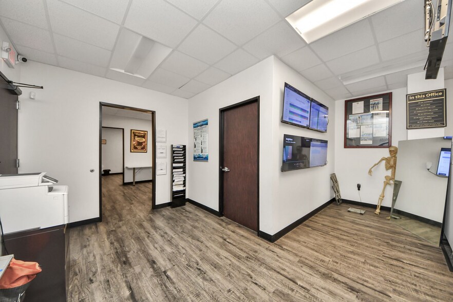 More Photos Of 10814 Woodedge Dr, Houston Warehouse For Sale