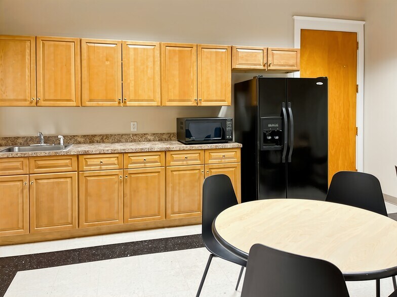 More Photos Of 300 E University Ave, Gainesville Coworking Space