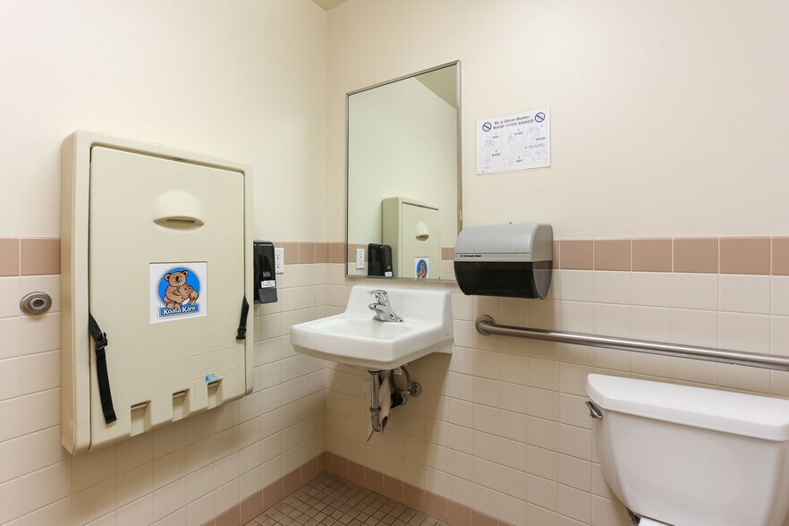 More Photos Of 2705 E Lincoln Ave, Sunnyside Unknown For Lease