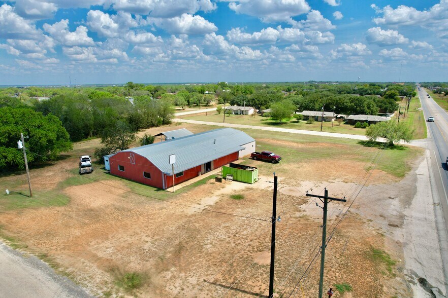 Primary Photo Of 3105 Zanderson Ave, Jourdanton General Retail For Lease