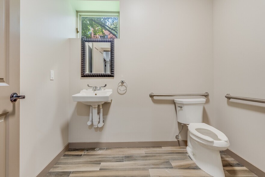 More Photos Of 321 Warren Ave, Stirling Light Manufacturing For Sale