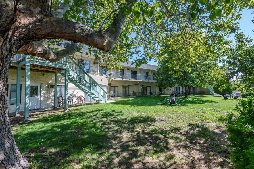 More Photos Of 2107 Tait St, Summerland Hotel For Sale