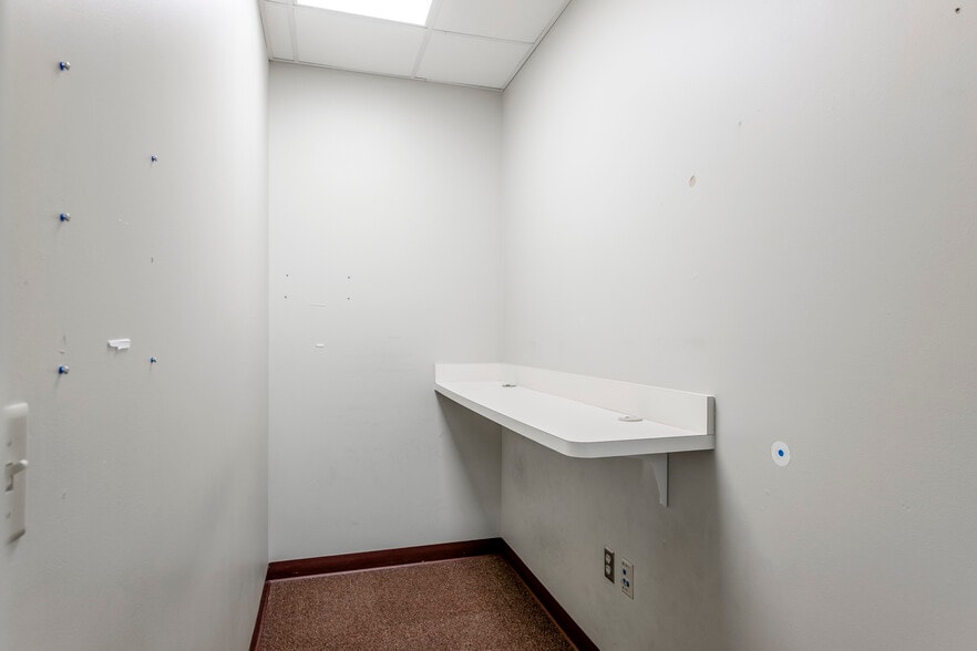 More Photos Of 820 S Illinois Ave, Republic Medical For Sale