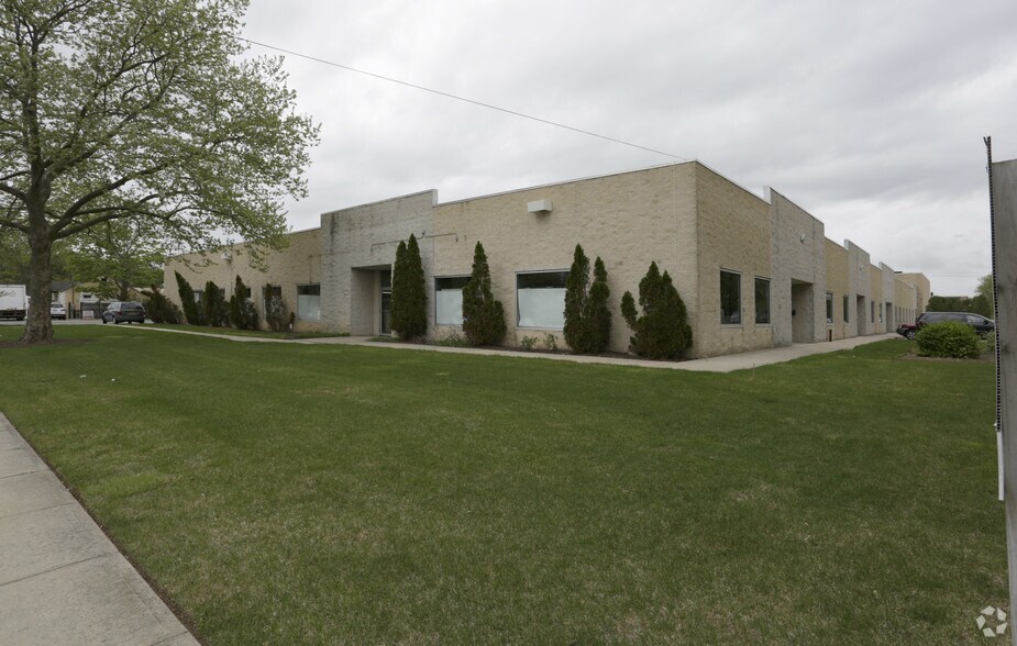 More Photos Of 681 Grand Blvd, Deer Park Warehouse For Lease