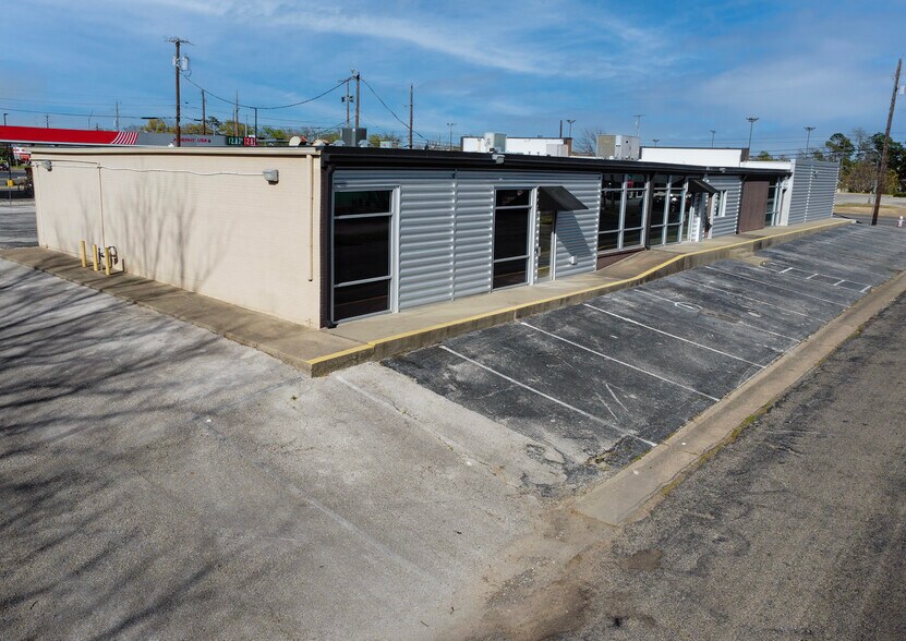 More Photos Of 415 Beckham Ave, Tyler Storefront For Sale