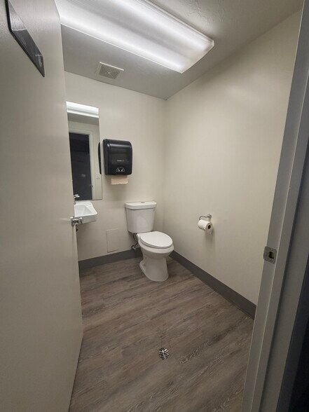 More Photos Of 257-263 W 2950 S, Salt Lk, Salt Lake City Light Manufacturing For Lease