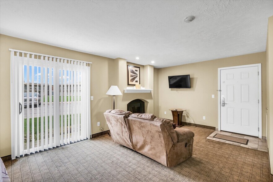 More Photos Of 1907 N Cunningham Ave, Urbana Hotel For Sale