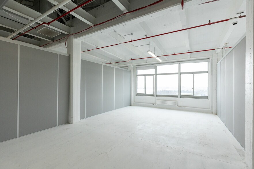 More Photos Of 14 53rd St, Brooklyn Flex For Sale