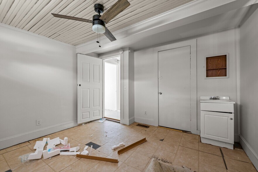 More Photos Of 421 Vine St, Eden Hotel For Sale