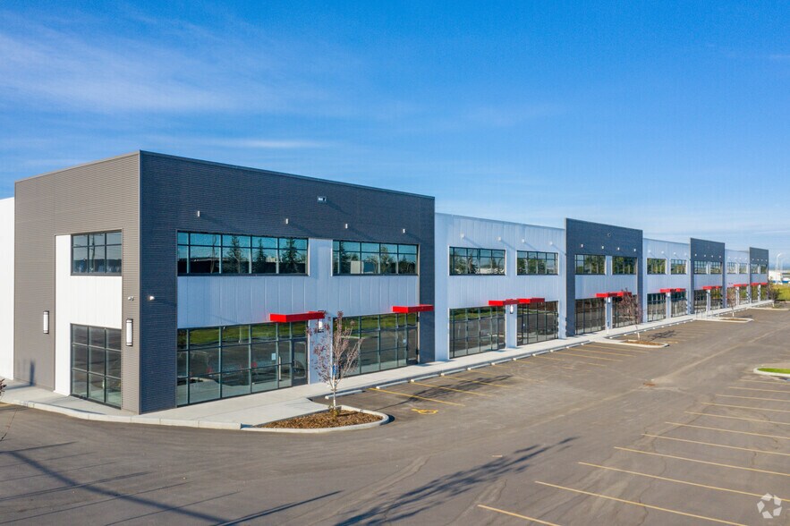 More Photos Of 8489 40 St SE, Calgary Flex For Lease
