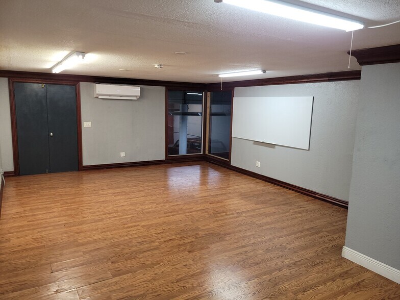 More Photos Of 818-838 NE 40th Ct, Oakland Park Warehouse For Lease