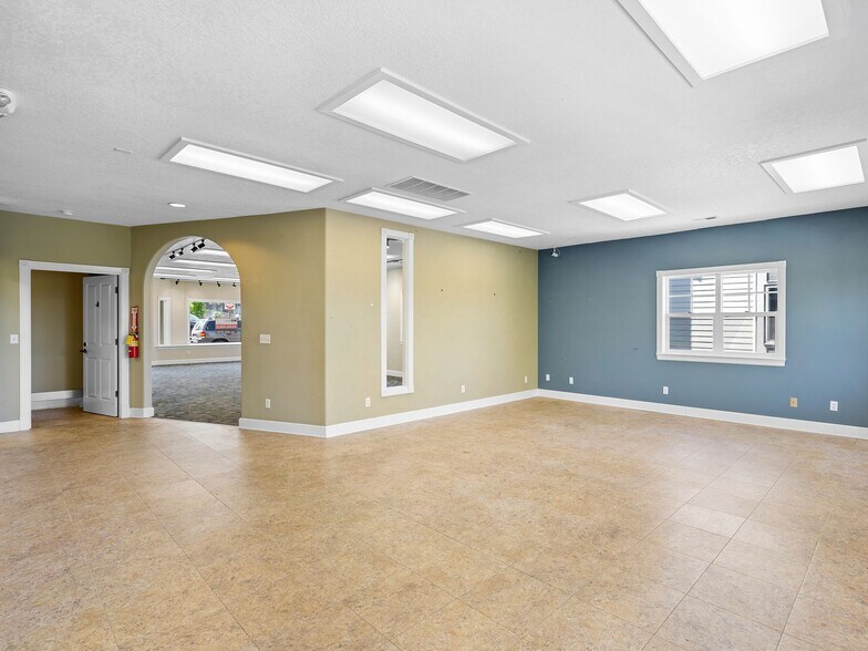 More Photos Of 303 E Columbia River Hwy, Troutdale Storefront Retail Office For Lease
