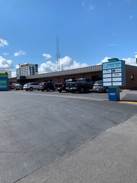 More Photos Of 1907-1913 S Stewart Ave, Springfield Office For Lease