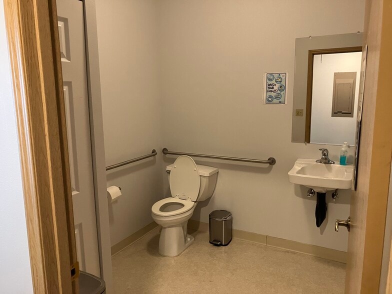 More Photos Of 6716 Eastside Dr NE, Tacoma Medical For Lease