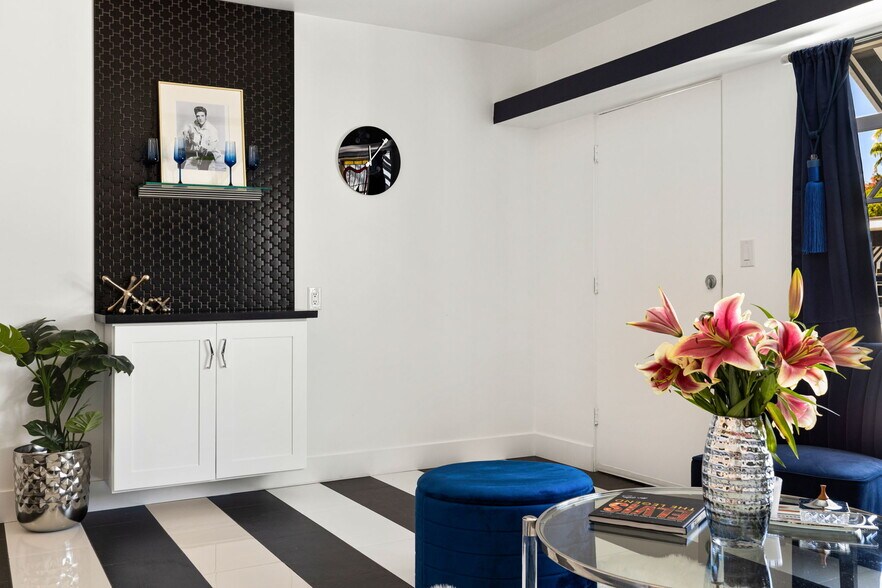 More Photos Of 120 W Vereda Sur, Palm Springs Hotel For Sale