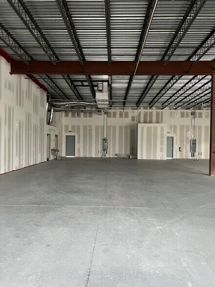 More Photos Of 2508 – 2516 Jacks Rd, Davenport Storefront Retail Office For Lease