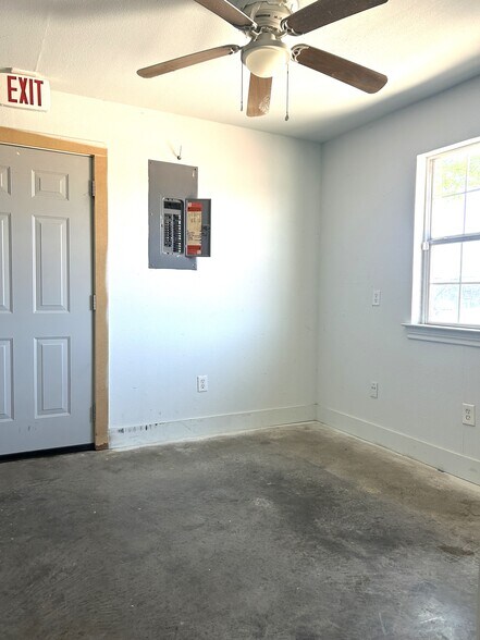 More Photos Of 400 Hwy 67 E, Alvarado Office For Sale