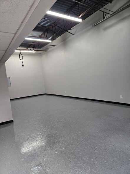 More Photos Of 6401 N Tryon St, Charlotte Auto Repair For Lease