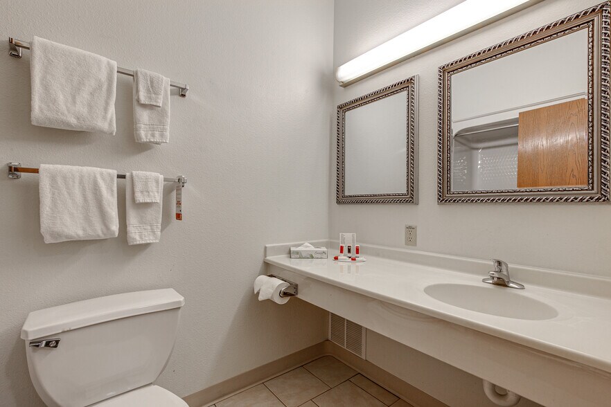 More Photos Of 5520 Grand Ave, Gurnee Hotel For Sale