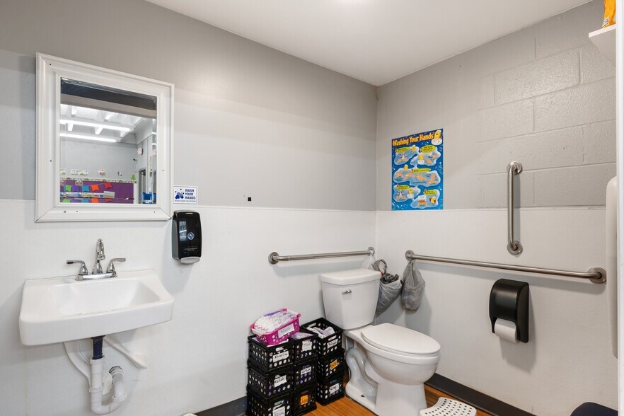 More Photos Of 874 E Aurora Rd, Macedonia Freestanding For Sale