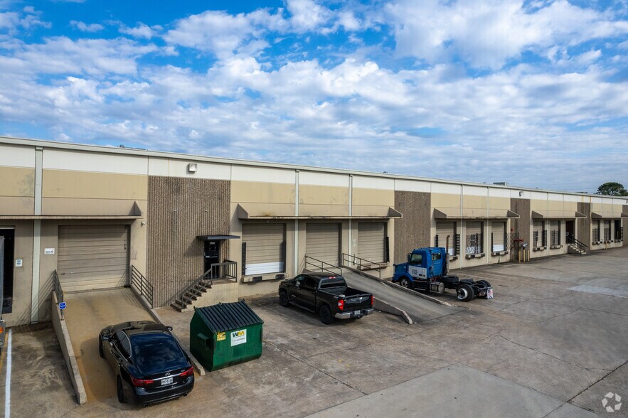 More Photos Of 9200-9230 Baythorne Dr, Houston Unknown For Lease