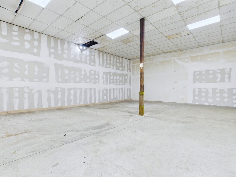 More Photos Of 201 W High St, Edwardsville Showroom For Sale