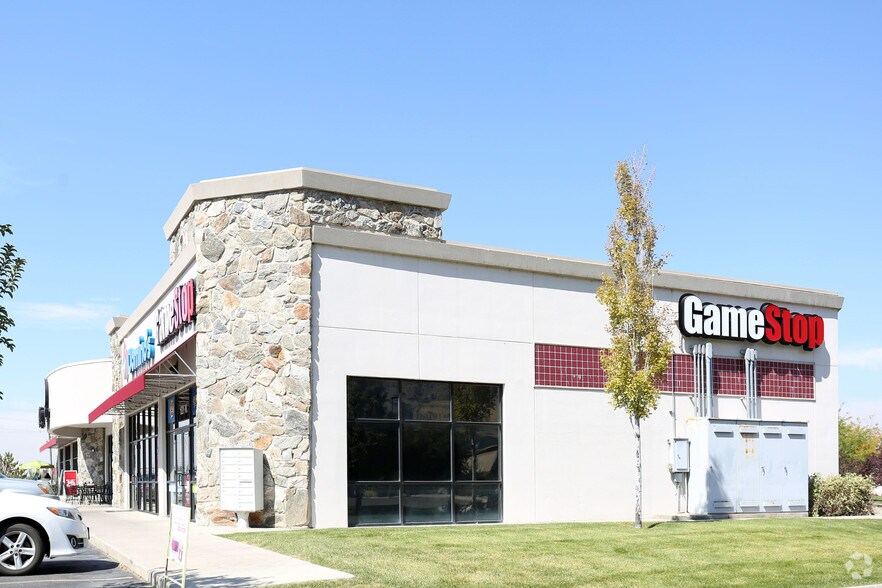 More Photos Of 621-663 N Market Place Dr, Centerville General Retail For Lease