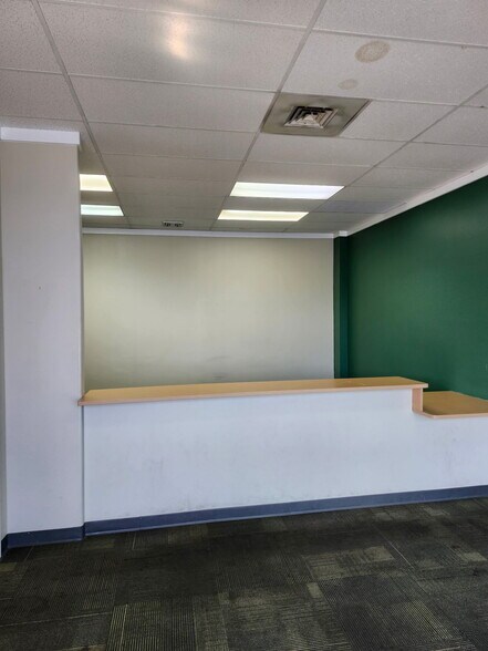 More Photos Of 900 W National Hwy, Washington Unknown For Lease